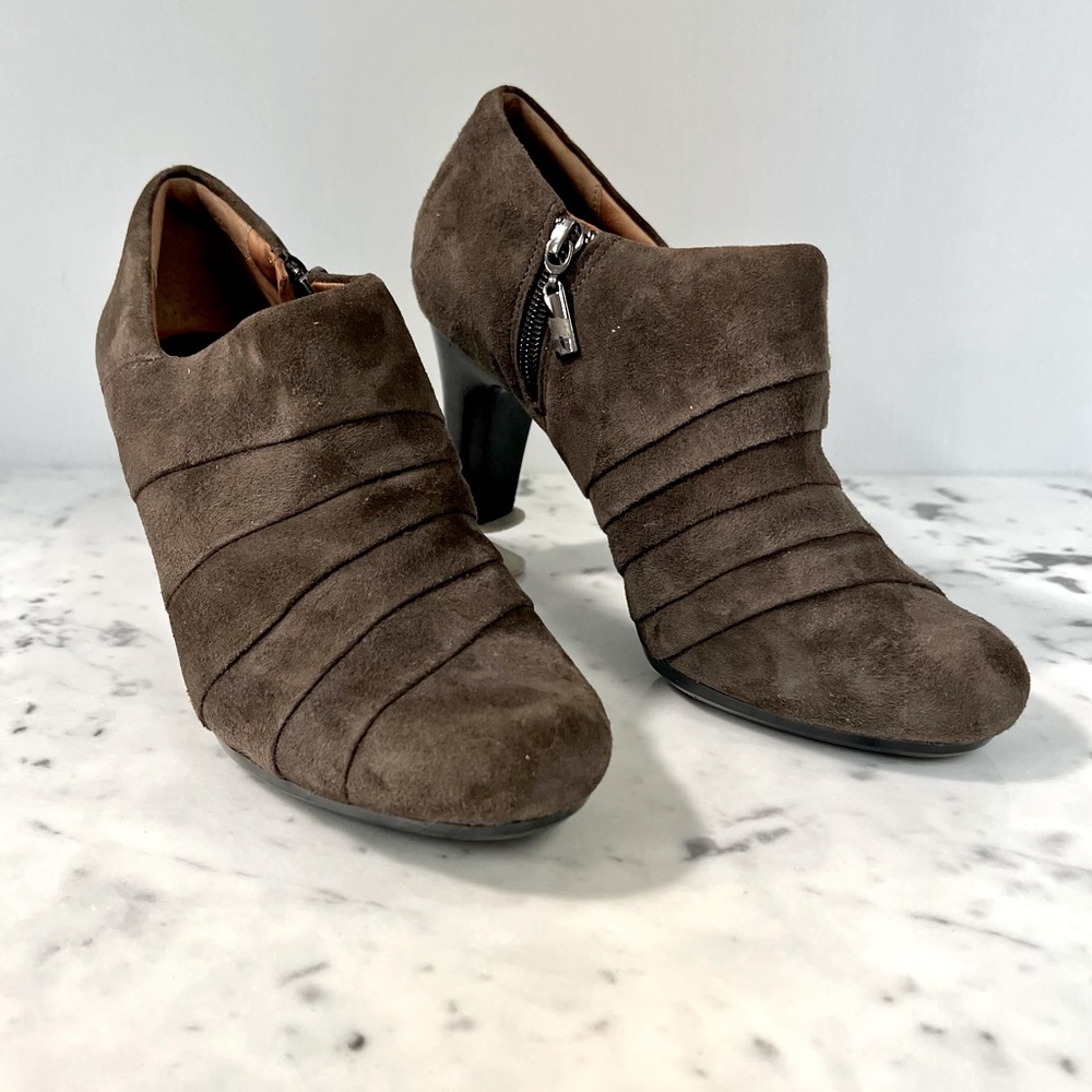 CLARKS Artisan Booties Heel Fawn Suede Side Zip Padded Insole Shoe 7M - Picture 3 of 11